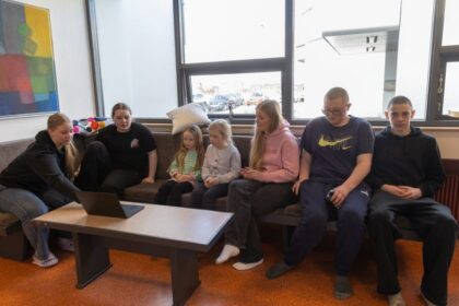 Nemendur Menntaskólans á Tröllaskaga skapa aðgengilegt lesefni fyrir börn - Myndir og vídeó