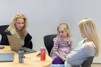 Nemendur Menntaskólans á Tröllaskaga skapa aðgengilegt lesefni fyrir börn - Myndir og vídeó