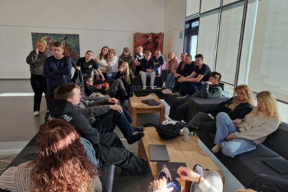 Nemendur Menntaskólans á Tröllaskaga skapa aðgengilegt lesefni fyrir börn - Myndir og vídeó