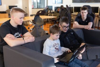 Nemendur Menntaskólans á Tröllaskaga skapa aðgengilegt lesefni fyrir börn - Myndir og vídeó