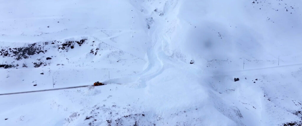 Umfangsmikið snjóflóð féll yfir Siglufjarðarveg