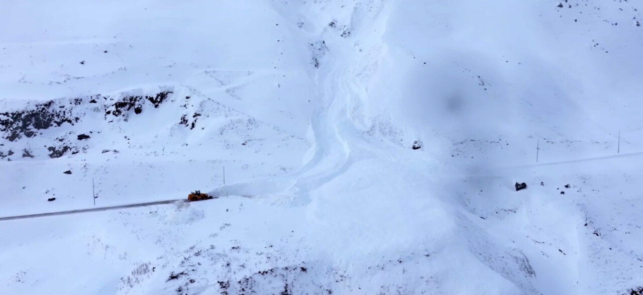 Umfangsmikið snjóflóð féll yfir Siglufjarðarveg