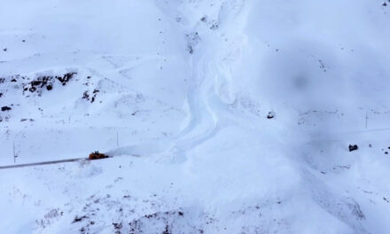 Umfangsmikið snjóflóð féll yfir Siglufjarðarveg