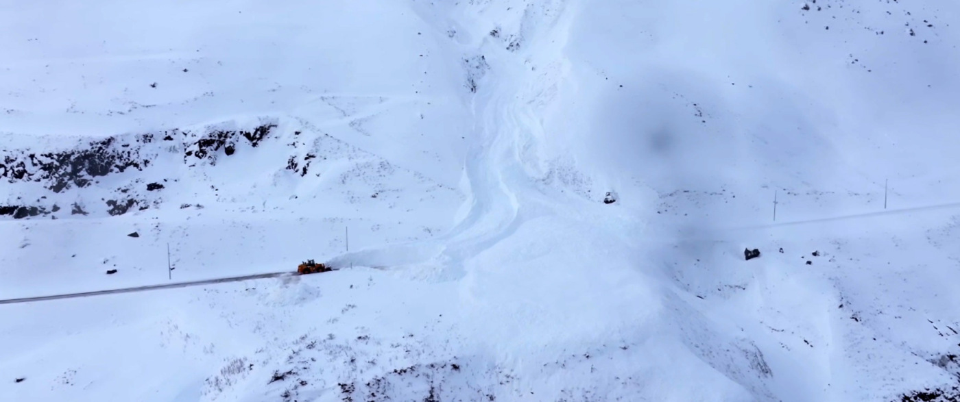 Umfangsmikið snjóflóð féll yfir Siglufjarðarveg