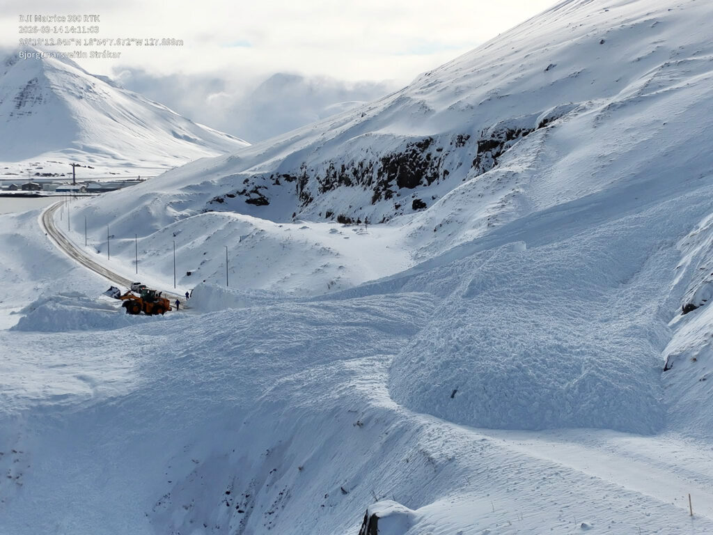 Stórbrotnar myndir Ingvars Erlingssonar ljósmyndara af snjóflóðinu sem féll yfir veginn