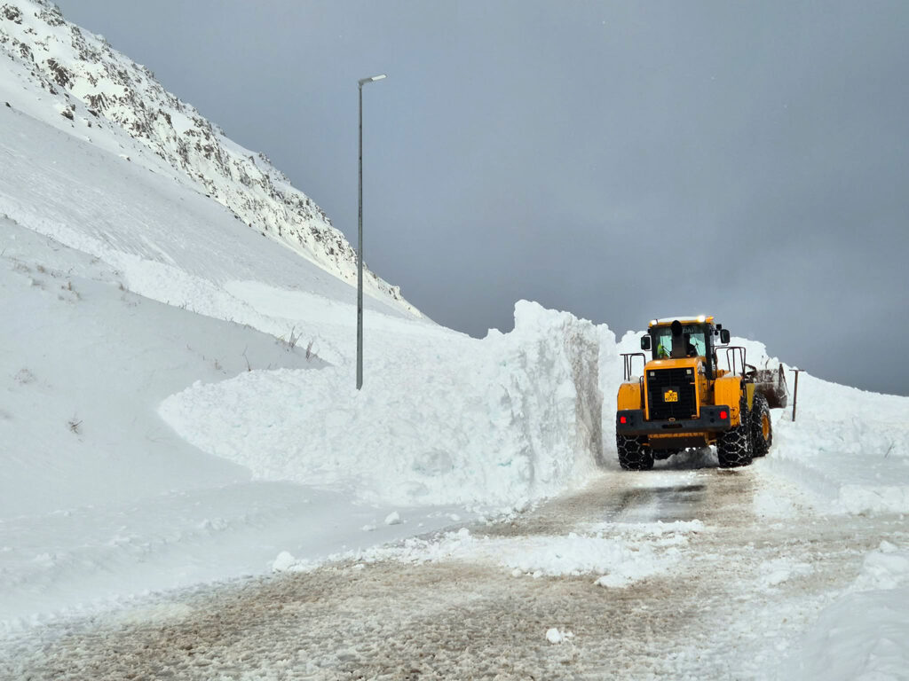 Stórbrotnar myndir Ingvars Erlingssonar ljósmyndara af snjóflóðinu sem féll yfir veginn