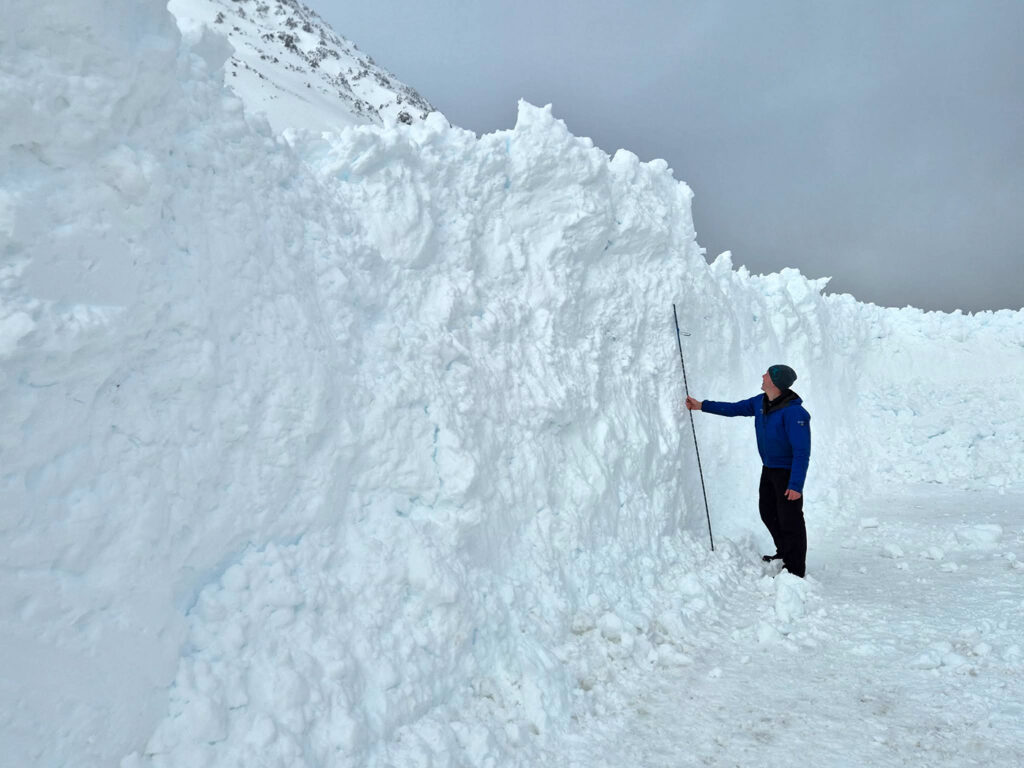 Stórbrotnar myndir Ingvars Erlingssonar ljósmyndara af snjóflóðinu sem féll yfir veginn