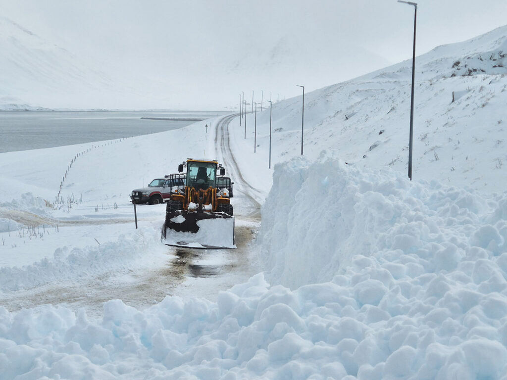 Stórbrotnar myndir Ingvars Erlingssonar ljósmyndara af snjóflóðinu sem féll yfir veginn