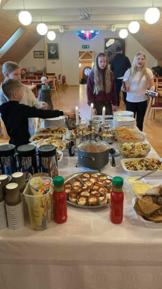 Myndir og myndbönd: Feðrafélagið bauð upp á dýrindis kræsingar við lok kirkjuskólans