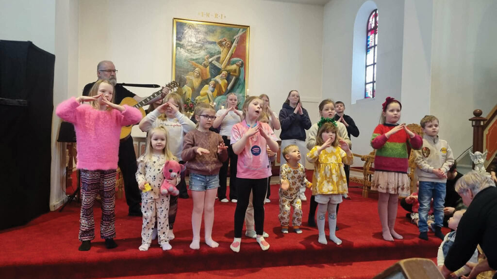 Myndir og myndbönd: Feðrafélagið bauð upp á dýrindis kræsingar við lok kirkjuskólans