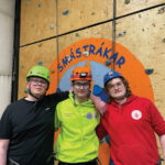 Hressir björgunarsveitarfélagar æfðu sig við klifurvegginn í gær – myndir og myndband