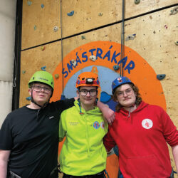 Hressir félagar æfðu sig við klifurvegginn í gær